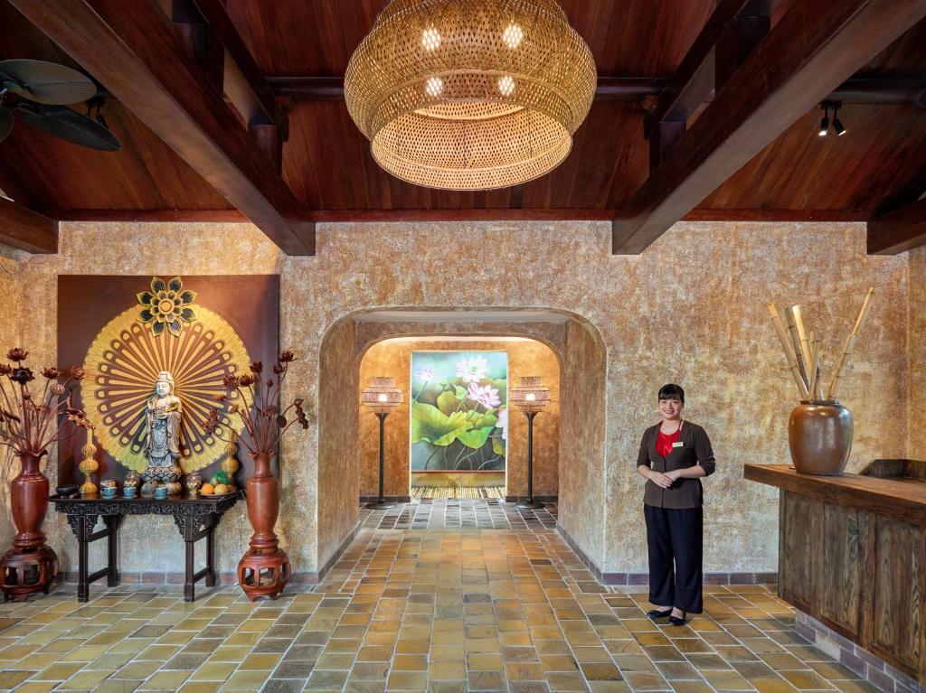 Nhân viên tại Làng Nương Yên Tử (Yên Tử Village)