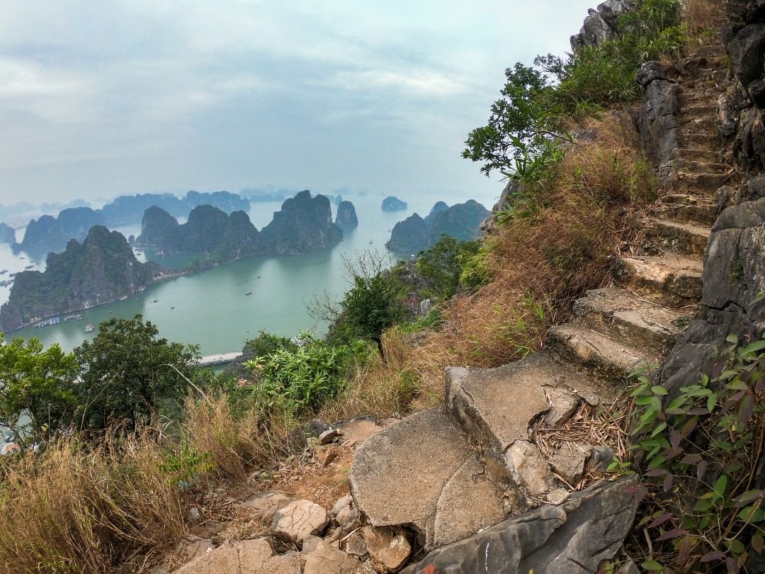 Tham quan Núi Bài Thơ - Điểm ngắm nhìn Hạ Long trên cao