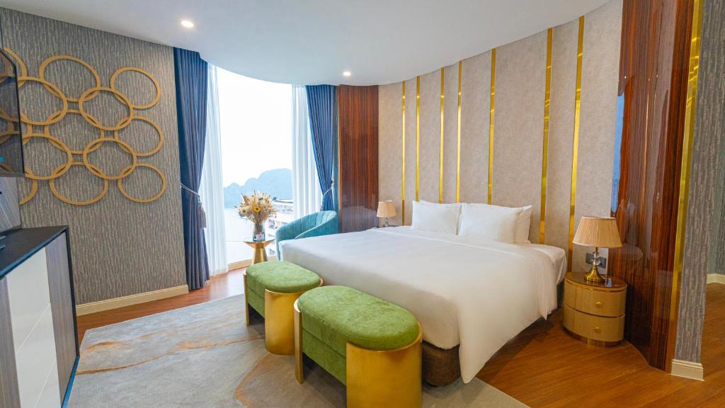 Giường trong phòng chung tại Paddington Hotel Halong Bayview