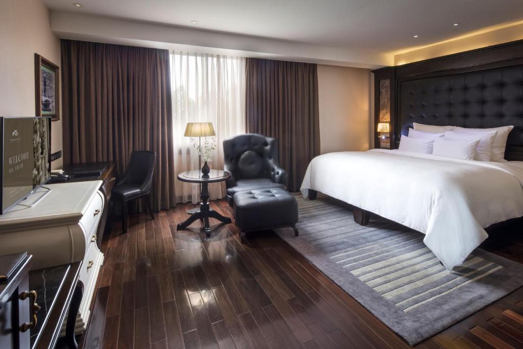 Giường trong phòng chung tại Paradise Suites Hotel