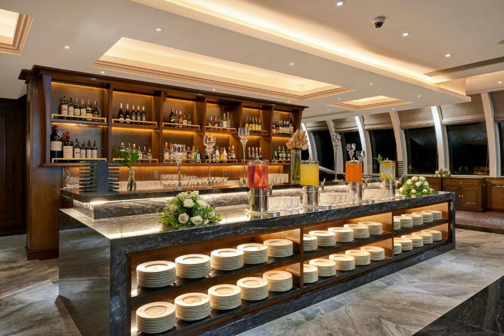 Khu vực lounge/bar tại Paradise Suites Hotel