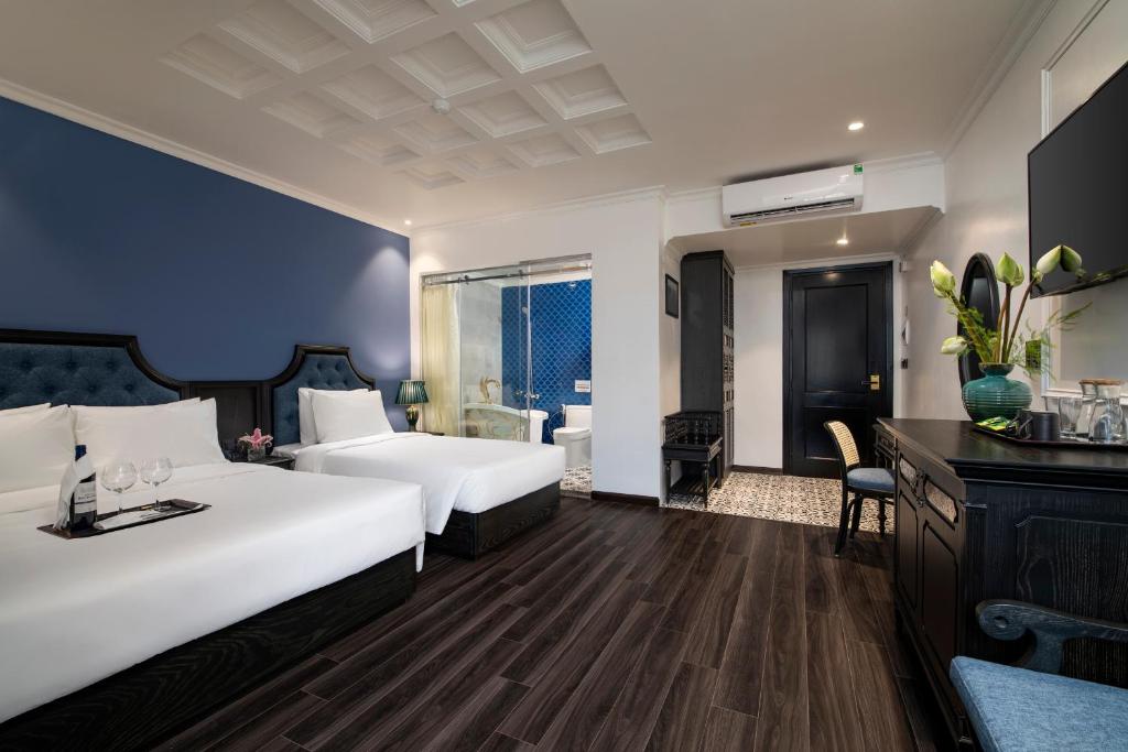 Giường trong phòng chung tại Ha Long Essence Hotel