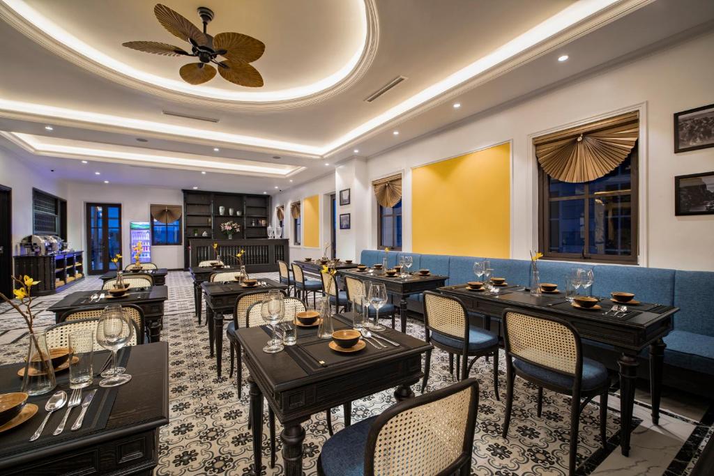 Khu vực ghế ngồi tại Ha Long Essence Hotel