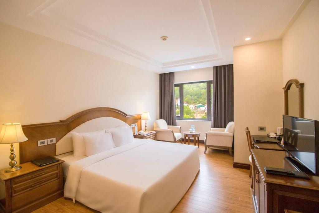Giường trong phòng chung tại Sai Gon Ha Long Hotel