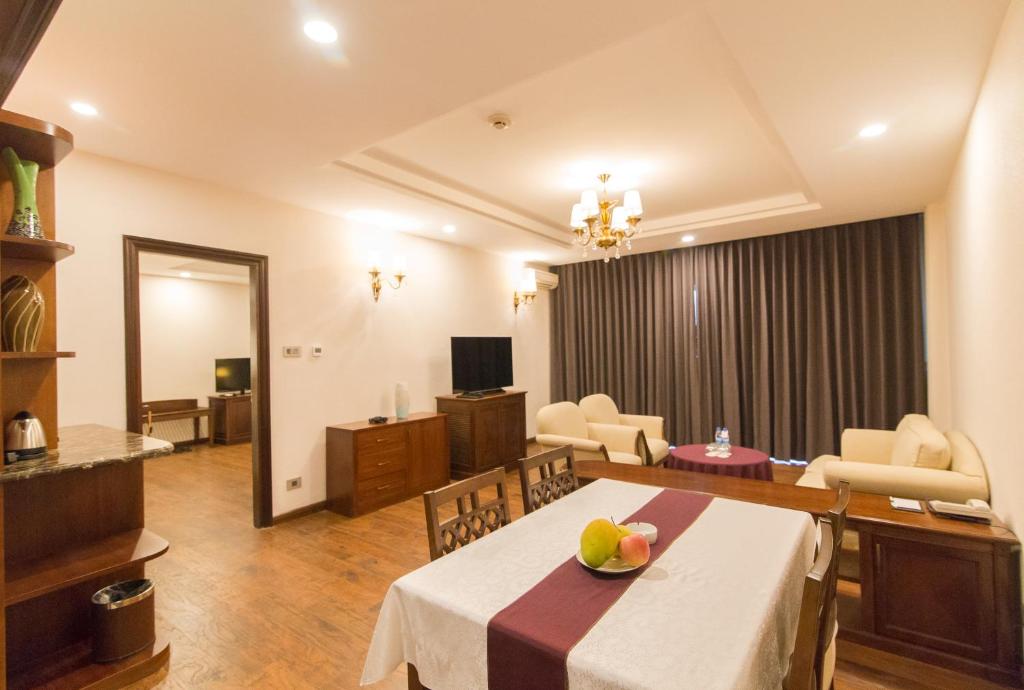 TV/trung tâm giải trí tại Sai Gon Ha Long Hotel