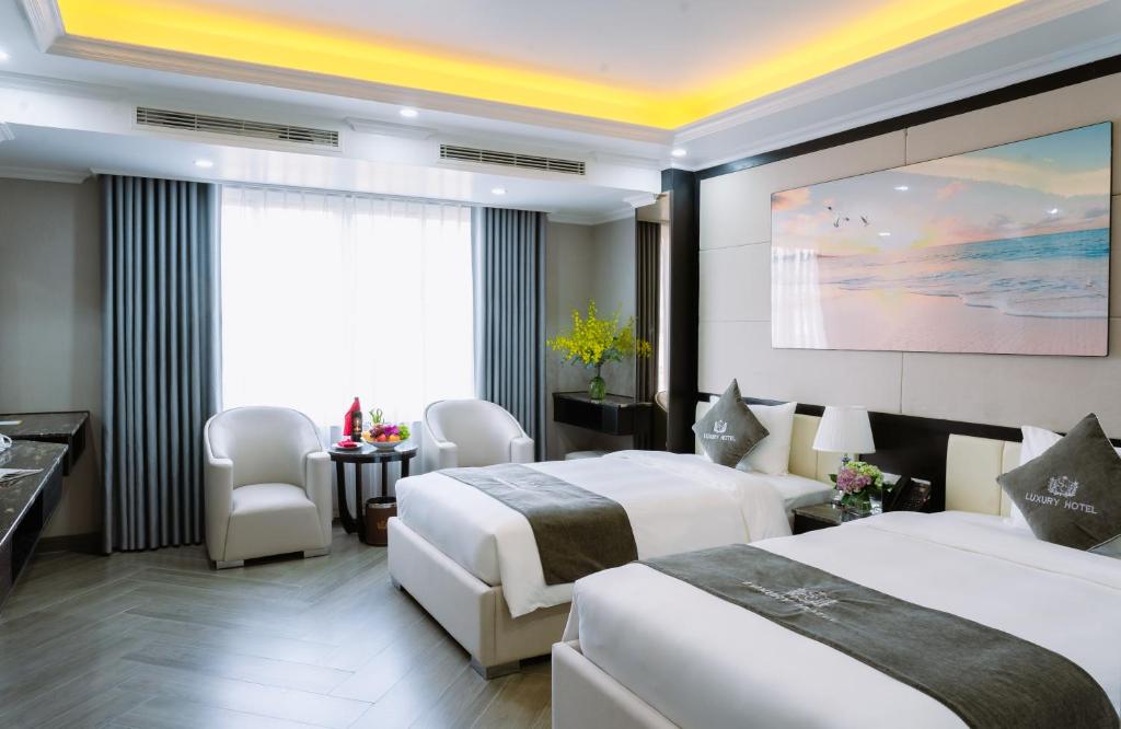 Giường trong phòng chung tại SC Luxury Hotel