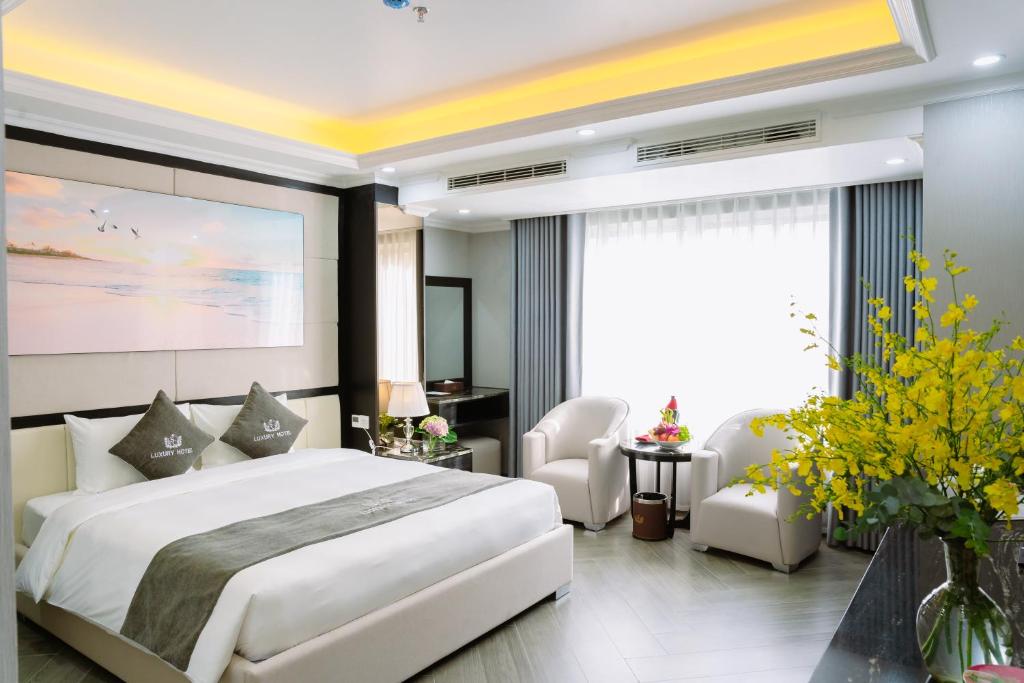 Giường trong phòng chung tại SC Luxury Hotel