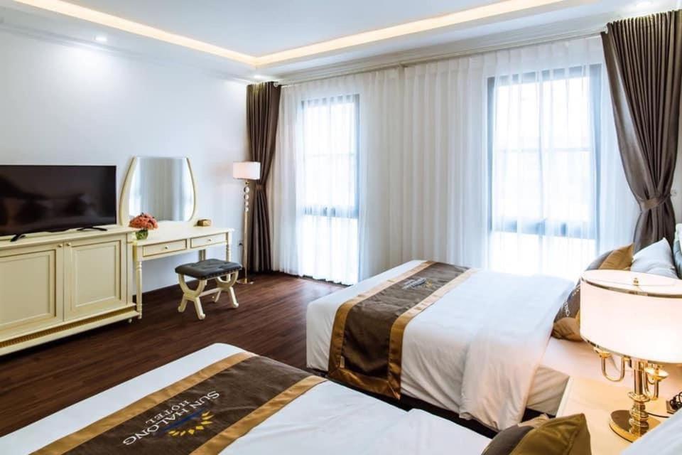 Giường trong phòng chung tại Sun Ha Long hotel