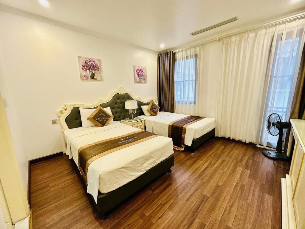 Giường trong phòng chung tại Sun Ha Long hotel