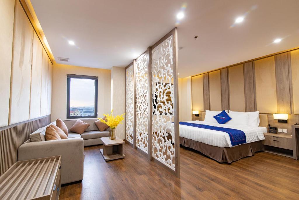 Giường trong phòng chung tại Sunshine Hotel Móng Cái