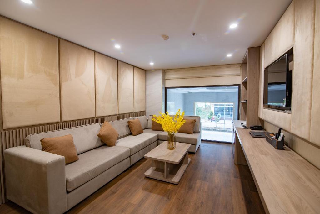 Khu vực ghế ngồi tại Sunshine Hotel Móng Cái