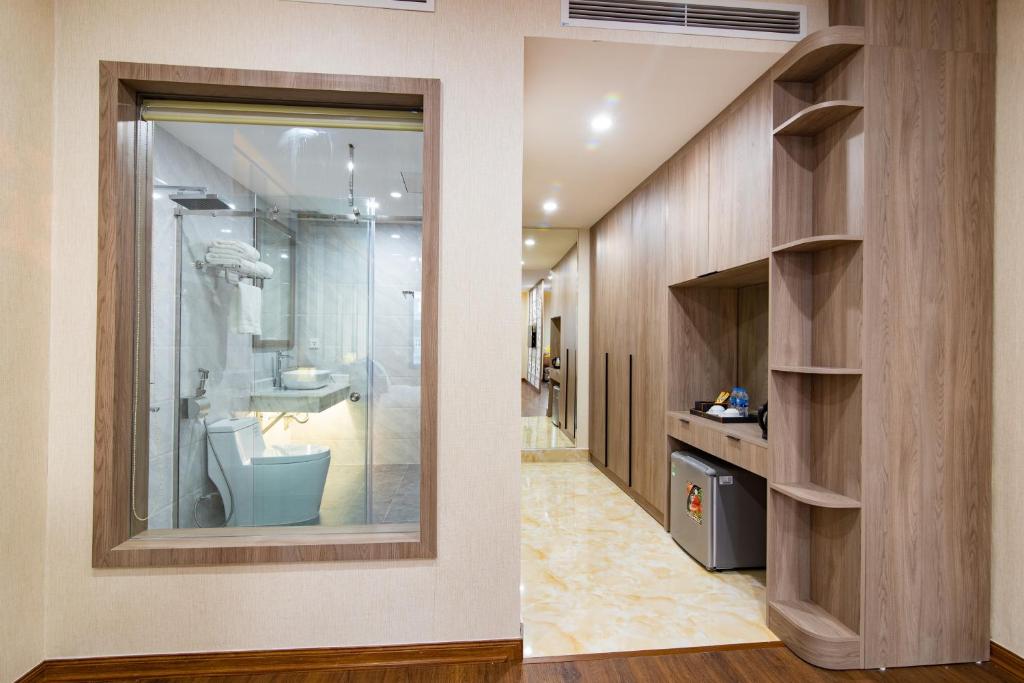 Phòng tắm tại Sunshine Hotel Móng Cái