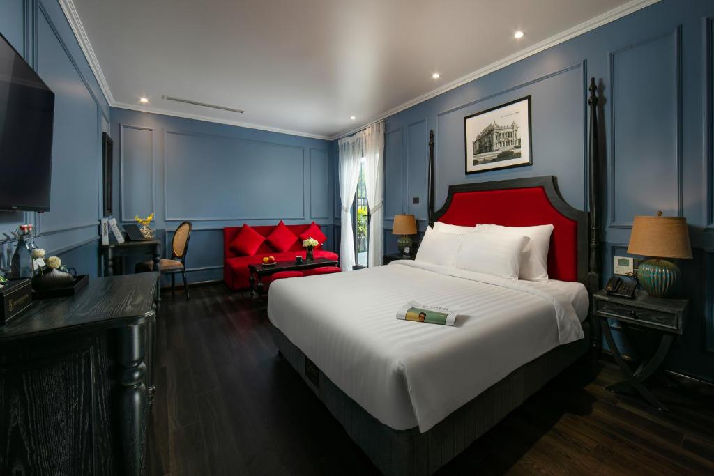 Giường trong phòng chung tại The Exquisite HaLong Hotel