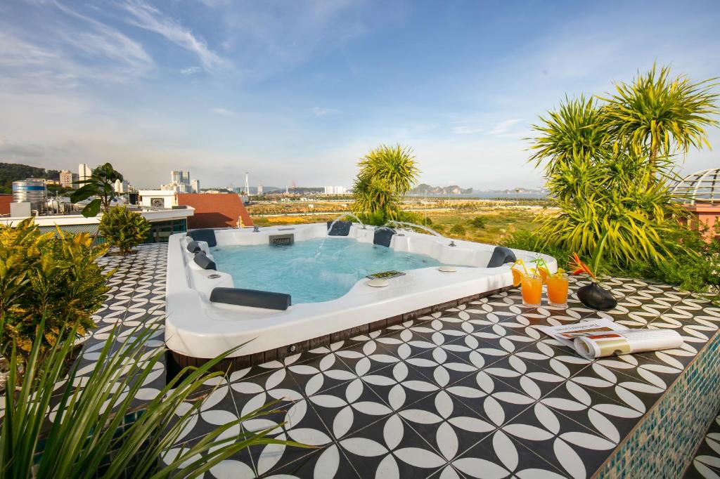 Hồ bơi trong/gần The Exquisite HaLong Hotel