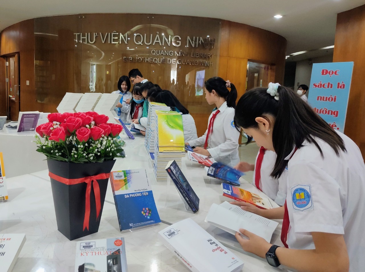 Thư viện tỉnh Quảng Ninh tổ chức nhiều hoạt động hưởng ứng Ngày Sách và Văn  hóa đọc Việt Nam lần thứ I năm 2022 - Vụ Thư Viện