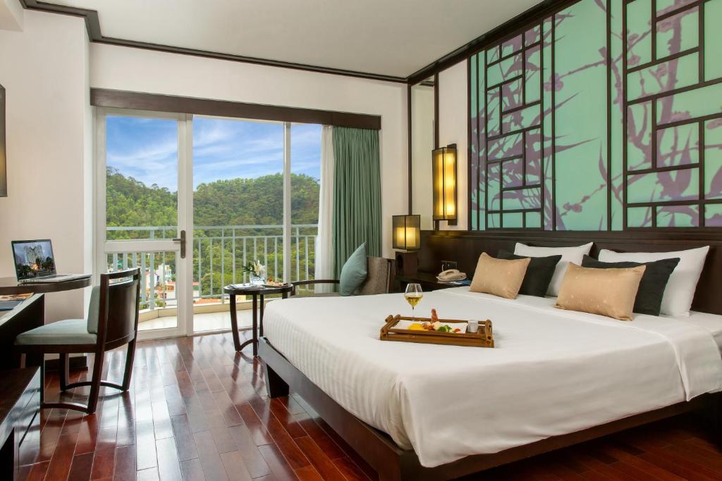 Giường trong phòng chung tại Novotel Ha Long Bay Hotel