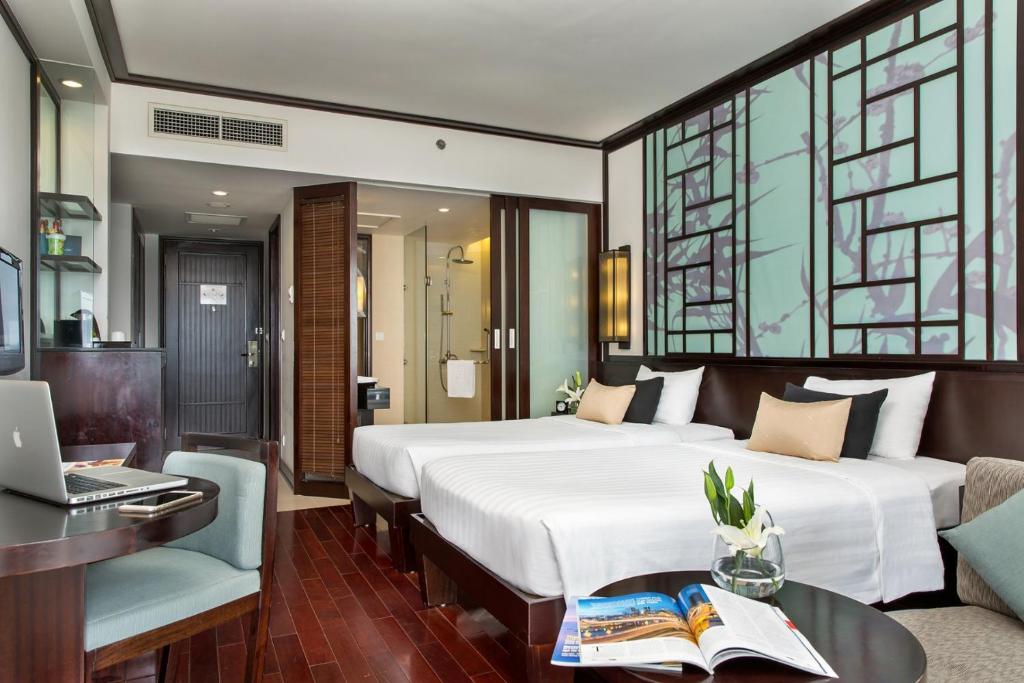 Giường trong phòng chung tại Novotel Ha Long Bay Hotel