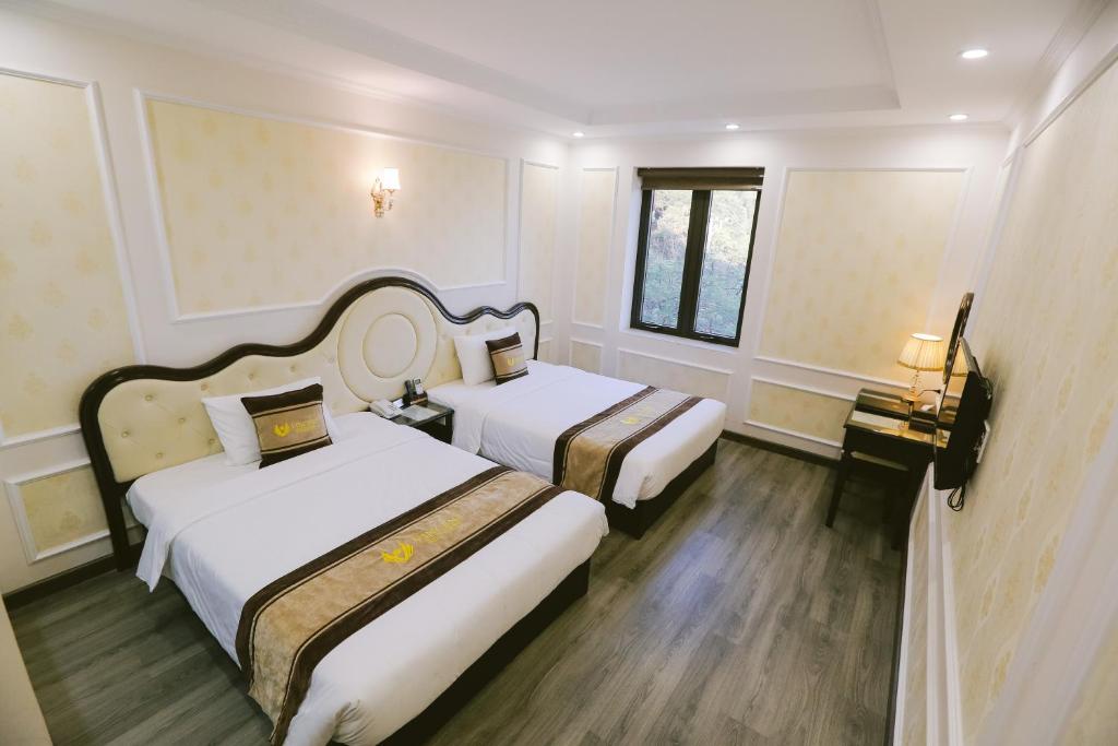 Giường trong phòng chung tại Vincent Halong Hotel