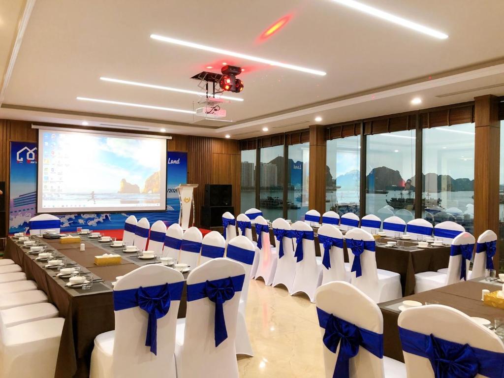 Khu vực hỗ trợ khách đi công tác/phòng hội thảo tại Vincent Halong Hotel