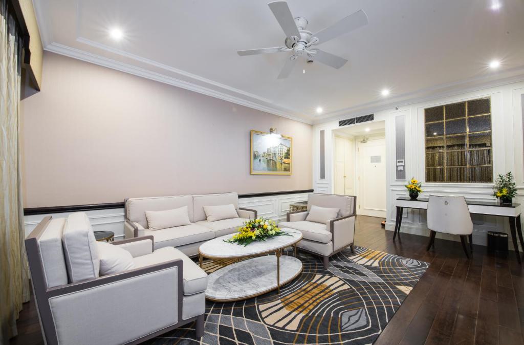 Khu vực ghế ngồi tại Vinpearl Resort & Spa Ha Long