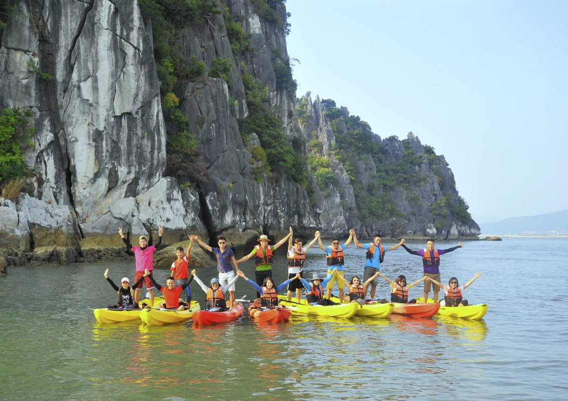 Giá vé chèo thuyền kayaking Hạ Long | Đơn vị cho thuê thuyền nan, Kayak