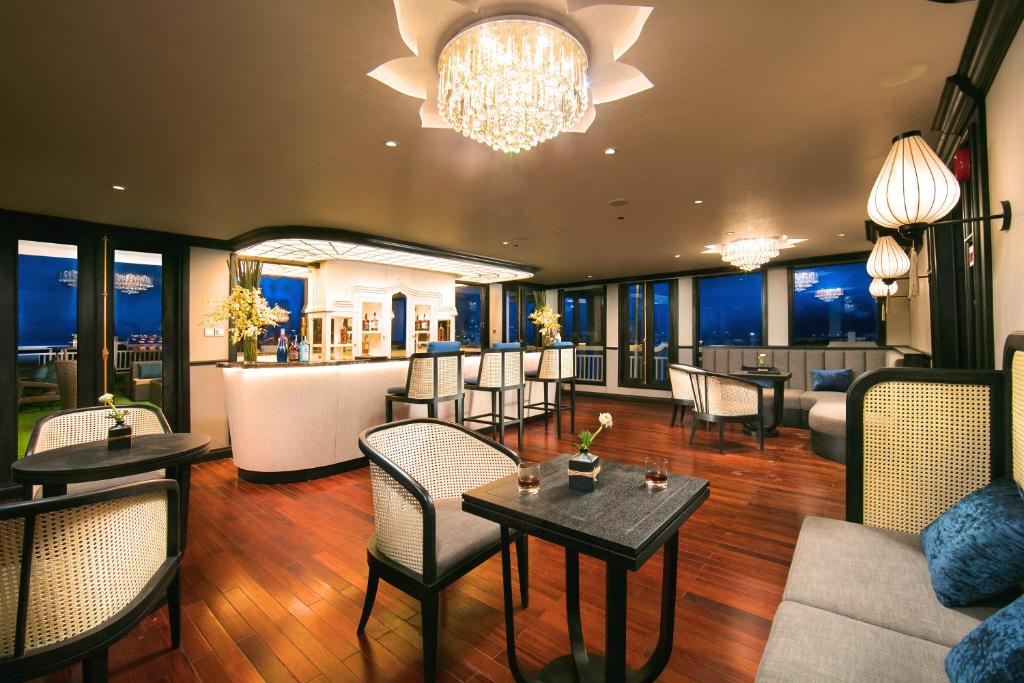 Khu vực ghế ngồi tại Le Journey Luxury Cruise