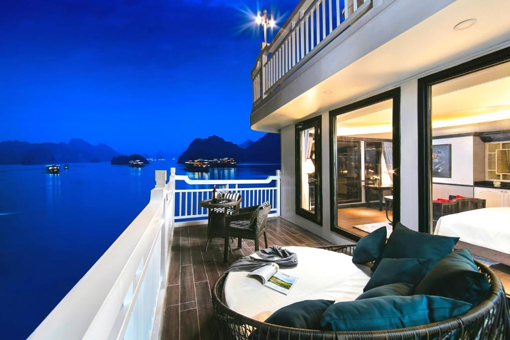 Phong cảnh thiên nhiên gần thuyền