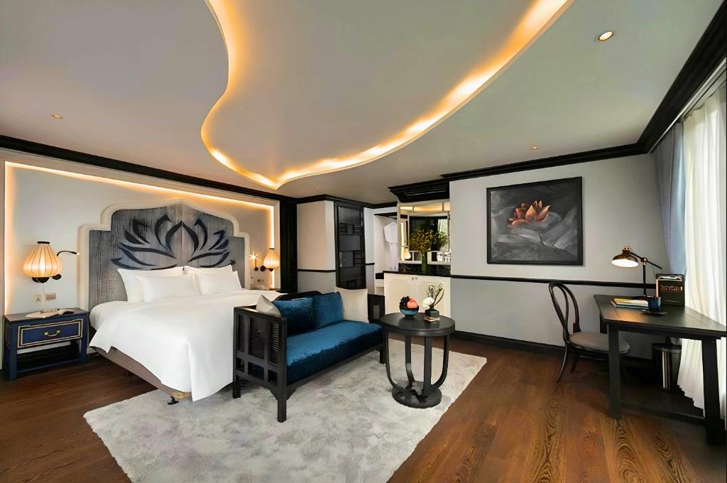 Giường trong phòng chung tại Le Journey Luxury Cruise