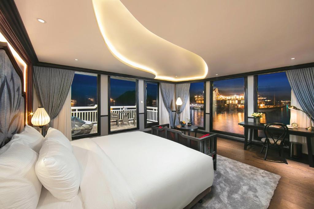 Giường trong phòng chung tại Le Journey Luxury Cruise