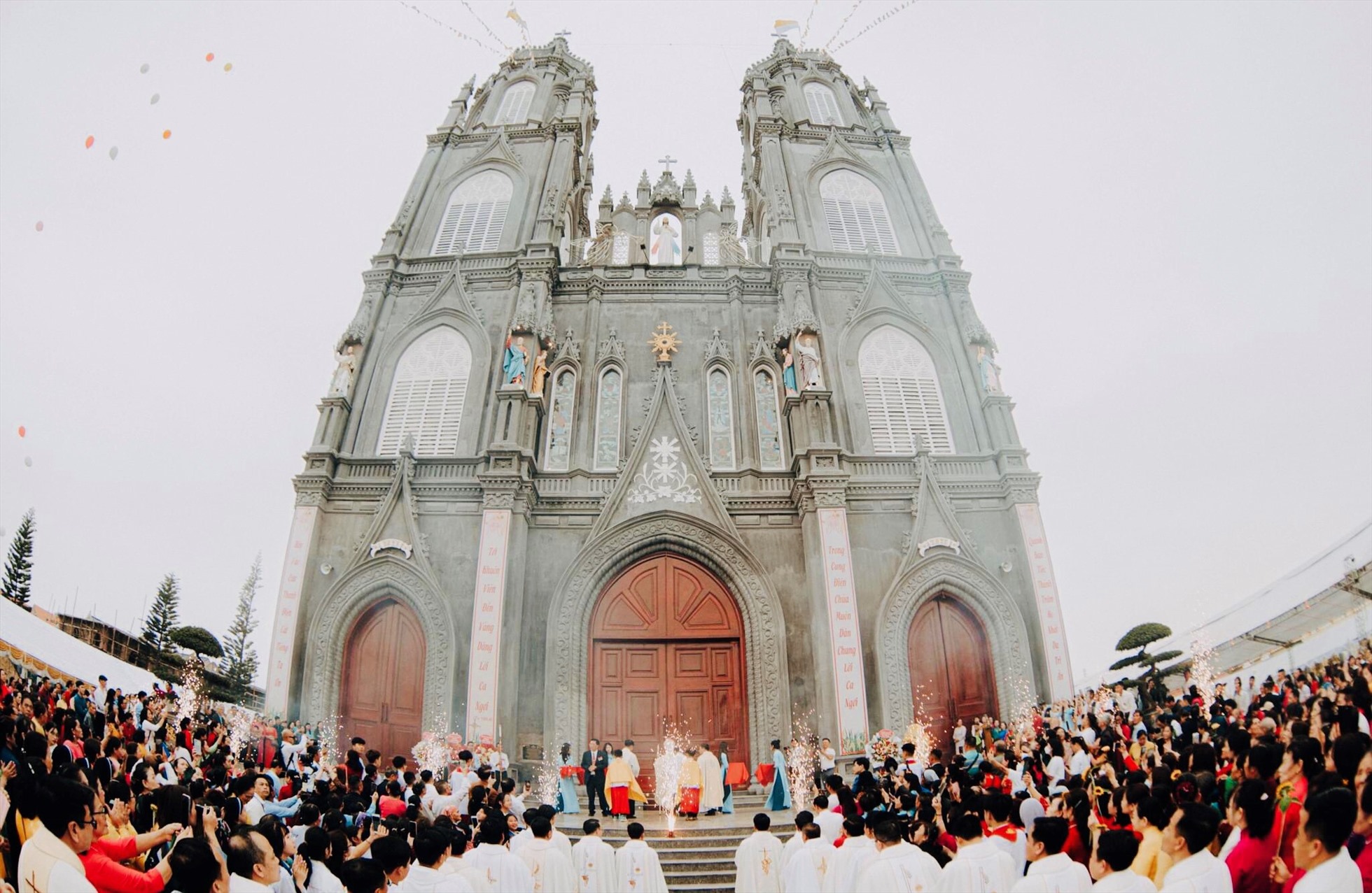 Ngắm nhà thờ Trà Cổ mới ở thành phố biên giới Móng Cái