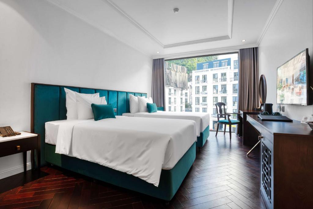 Giường trong phòng chung tại The Almin Hotel