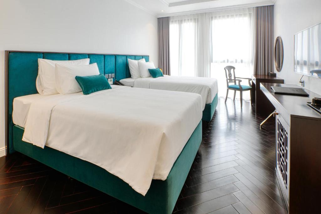 Giường trong phòng chung tại The Almin Hotel