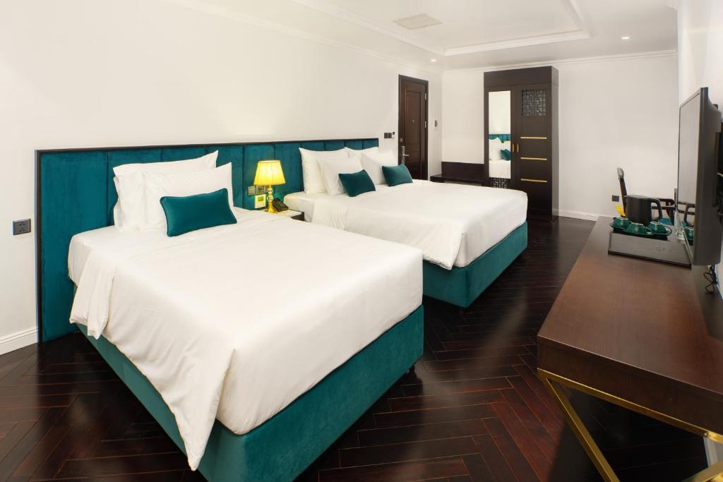 Giường trong phòng chung tại The Almin Hotel