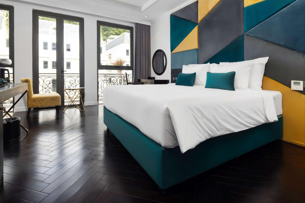 Giường trong phòng chung tại The Almin Hotel