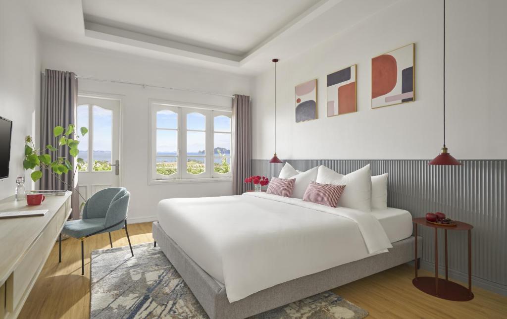 Giường trong phòng chung tại The Postcard Hotel