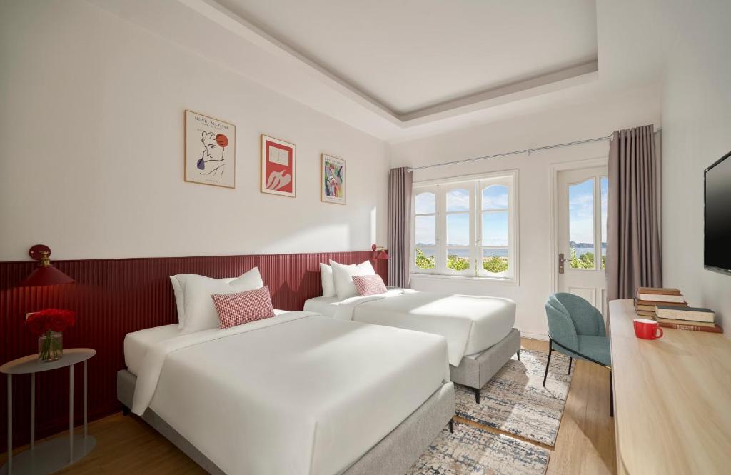 Giường trong phòng chung tại The Postcard Hotel