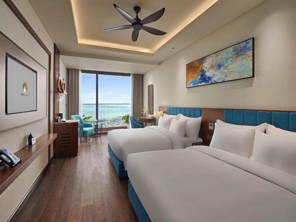 Giường trong phòng chung tại The Watson Premium HaLong Hotel