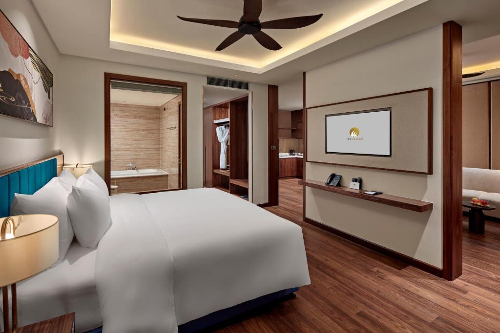 Giường trong phòng chung tại The Watson Premium HaLong Hotel