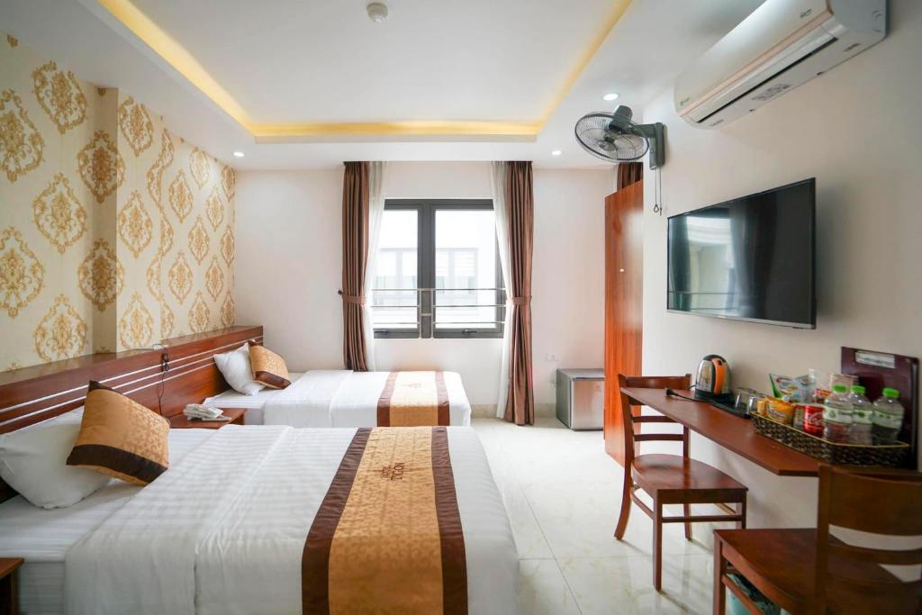 Giường trong phòng chung tại TiGon Hotel