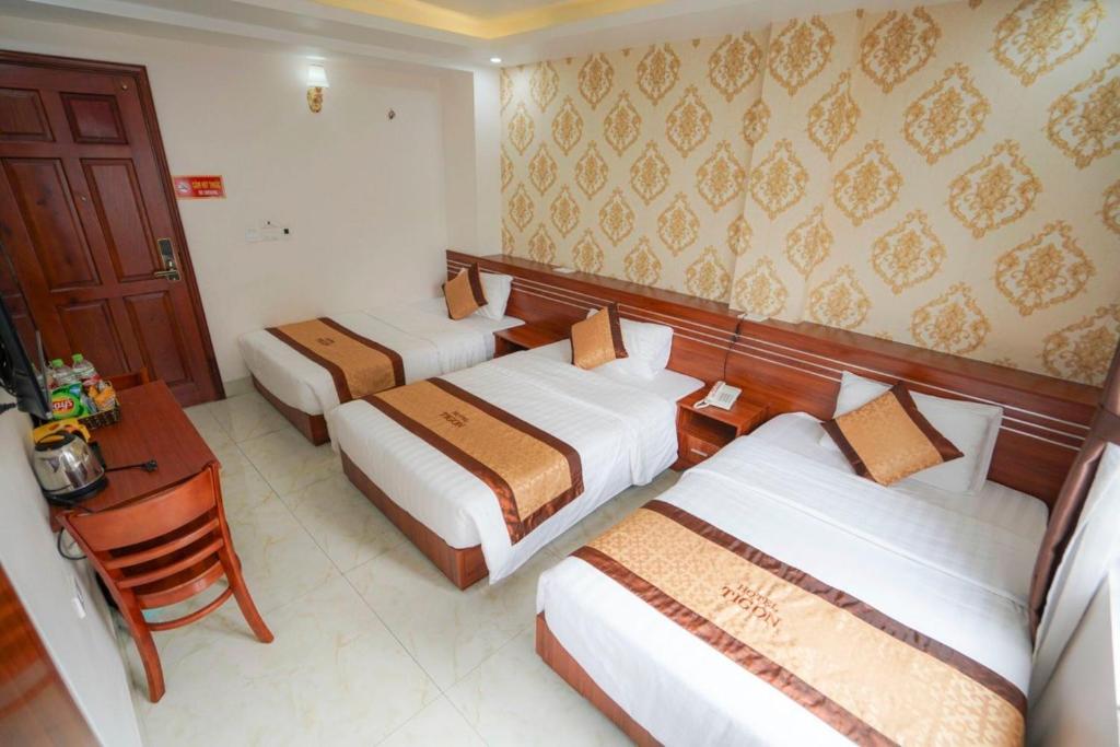 Giường trong phòng chung tại TiGon Hotel