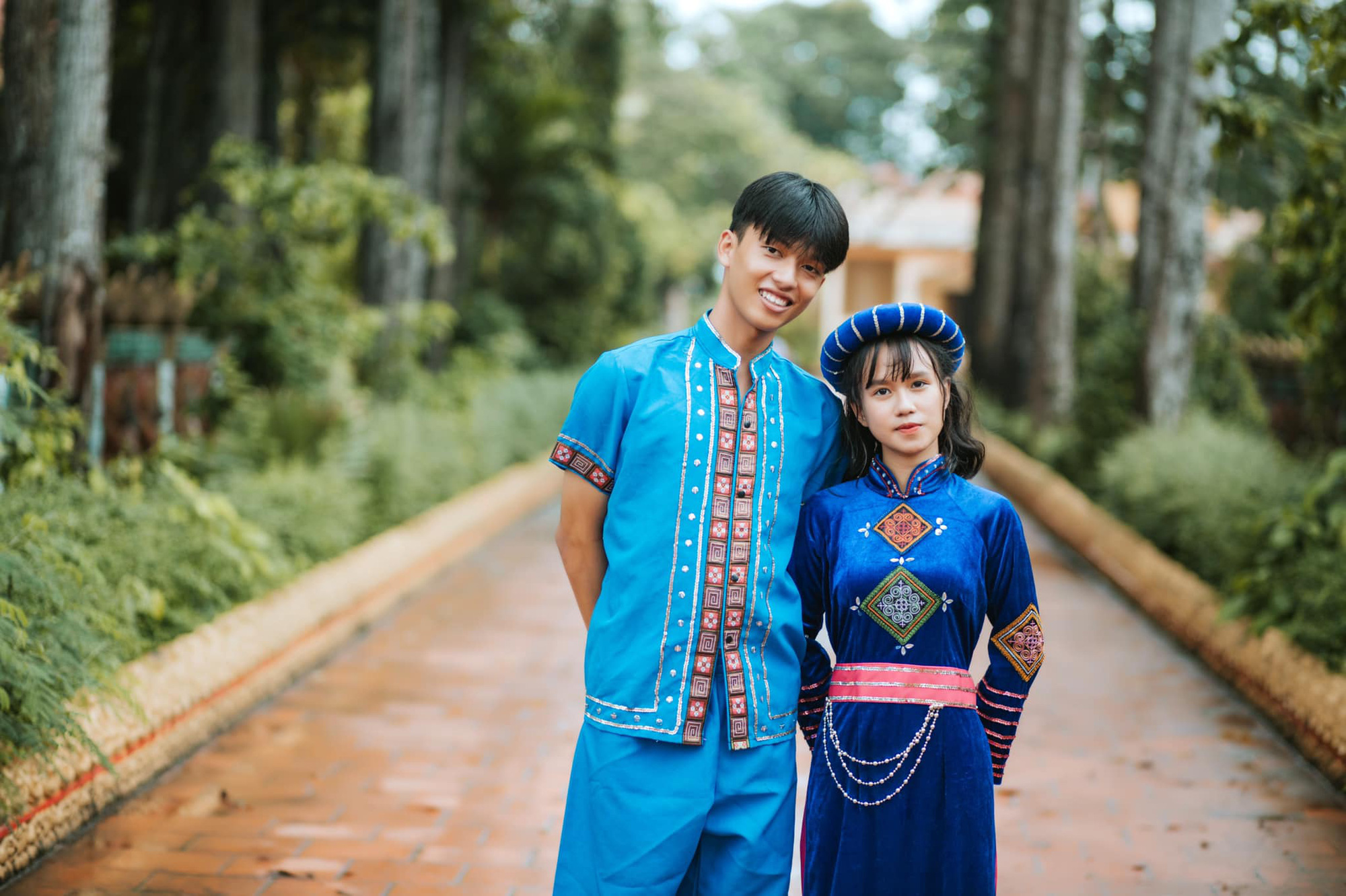 Dùng trang phục của hơn 20 dân tộc chụp kỷ yếu, lớp học chịu chơi nhất là đây!