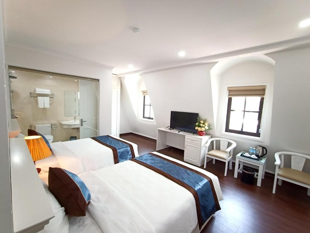 Giường trong phòng chung tại Khách sạn Time Lotus Hạ Long