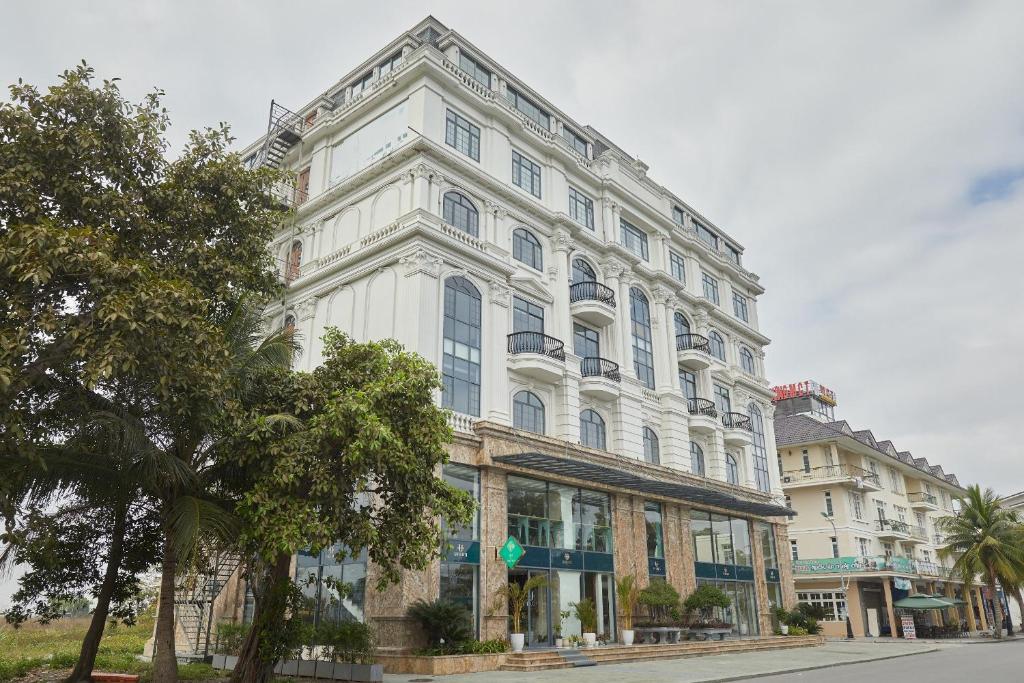 Tòa nhà nơi khách sạn tọa lạc