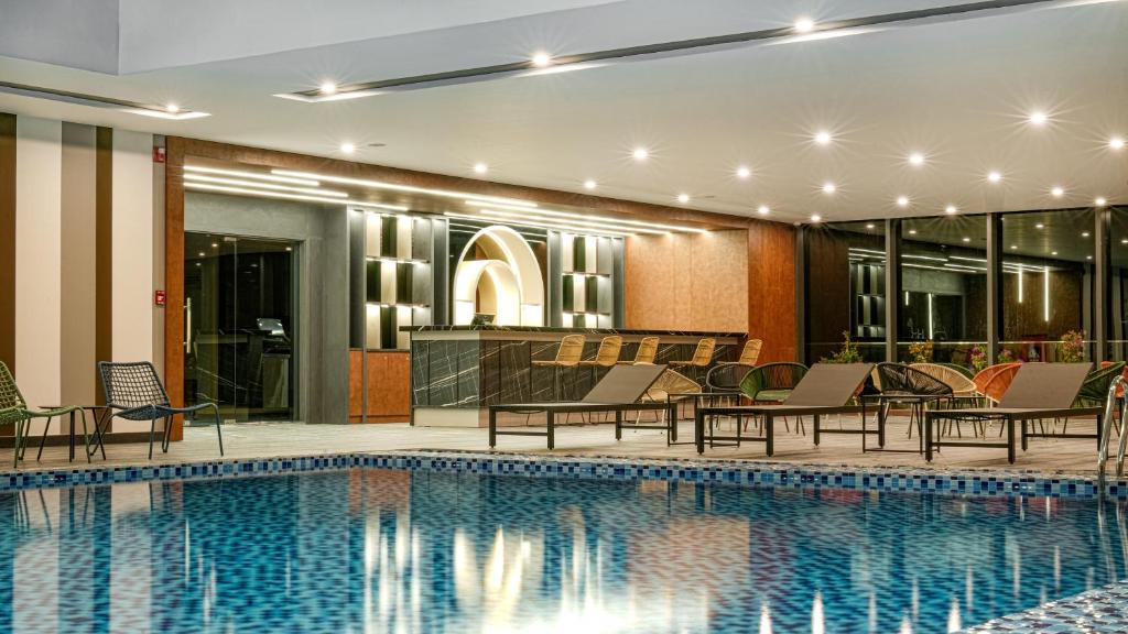 Hồ bơi trong/gần Wyndham Garden Legend Halong