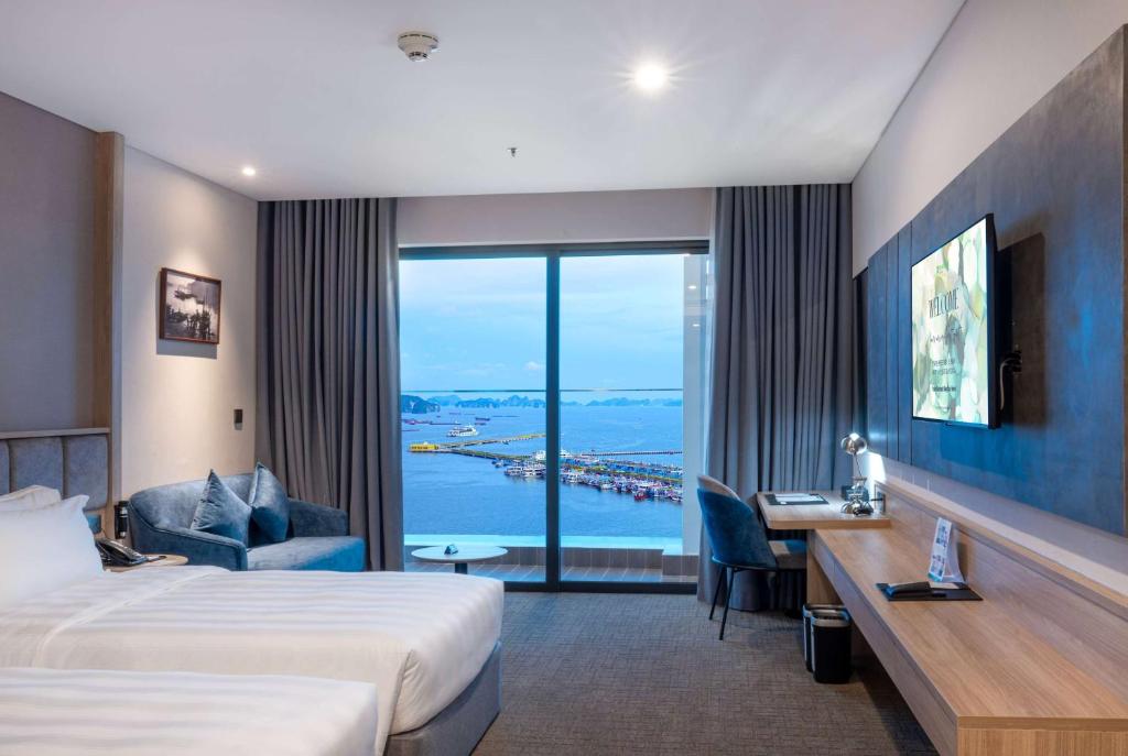 Giường trong phòng chung tại Wyndham Garden Legend Halong