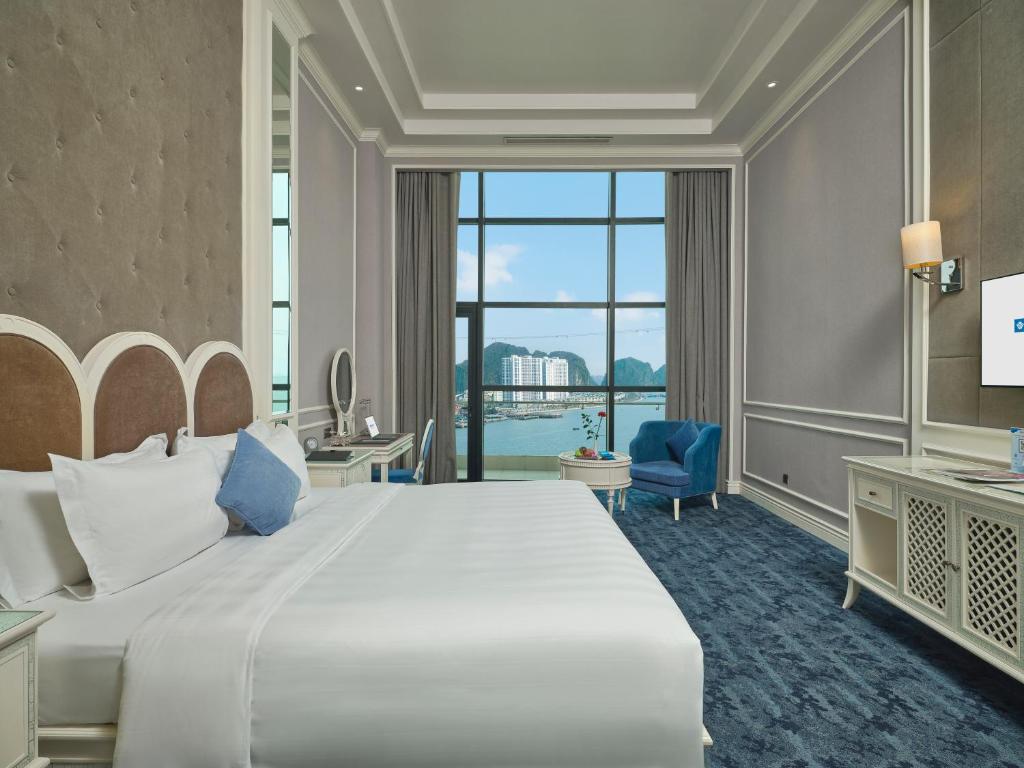 Giường trong phòng chung tại Wyndham Legend Halong