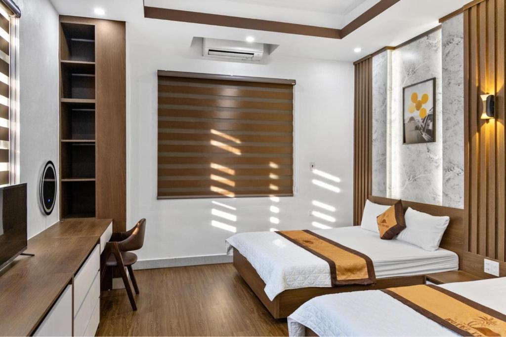 Giường trong phòng chung tại Yến Nhi Hotel VĐ- by BAY LUXURY