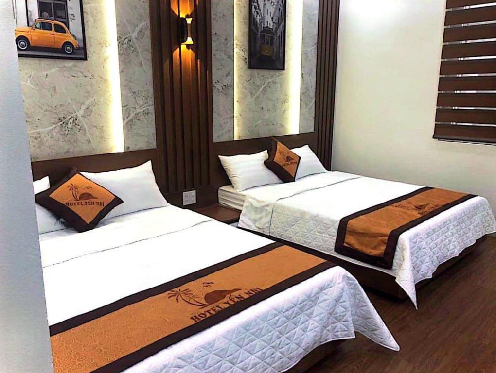 Giường trong phòng chung tại Yến Nhi Hotel VĐ- by BAY LUXURY