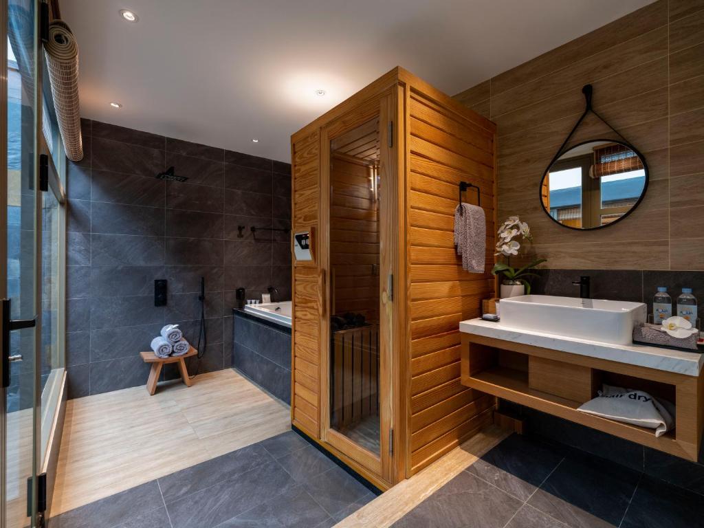 Phòng tắm tại Yoko Onsen Quang Hanh