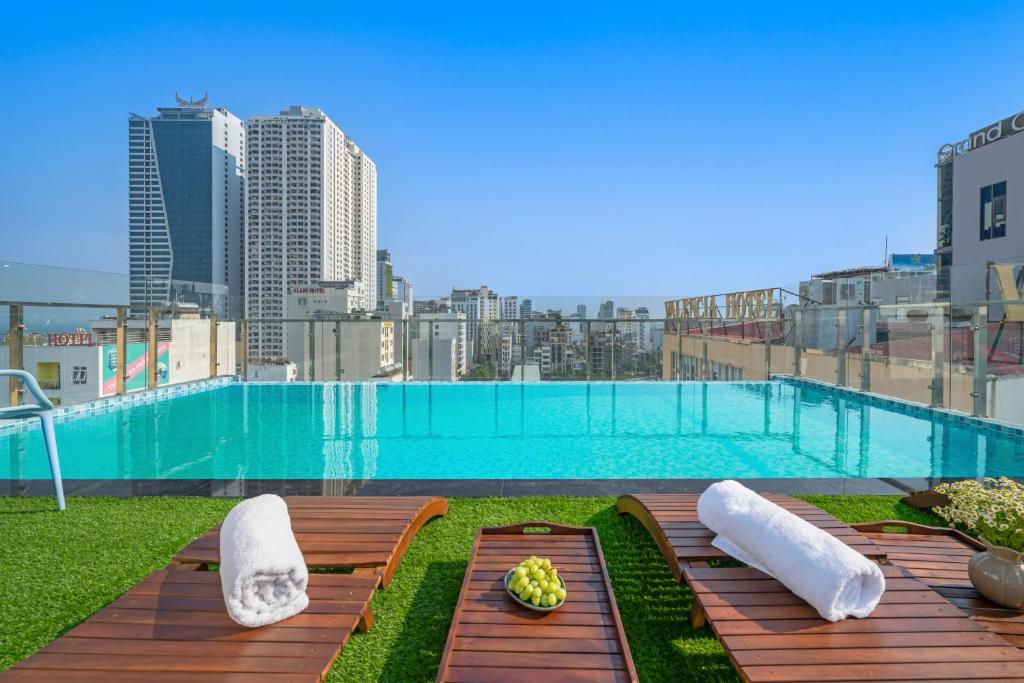 Hồ bơi trong/gần Sea Near Me Hotel Danang